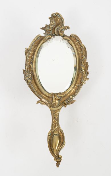 Miroir face-à-main en bronze ciselé, à décor...