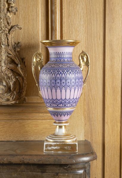 PARIS, vers 1830.
A white porcelain baluster...