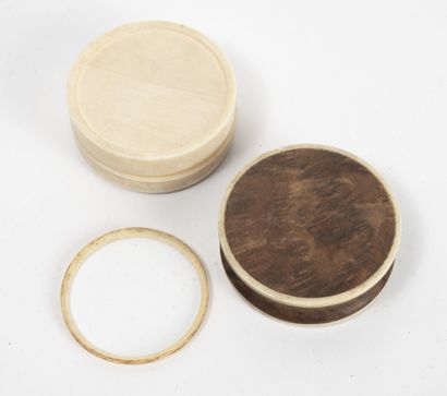 Lot comprenant :
- 6 boîtes couvertes miniatures...