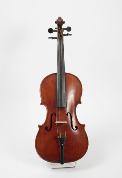 Deux violons d'étude en bois vernis brun-orangé....
