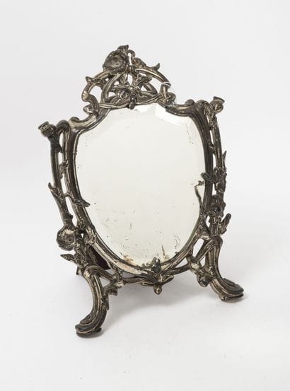 Miroir à pied Art Nouveau en métal. 

36...