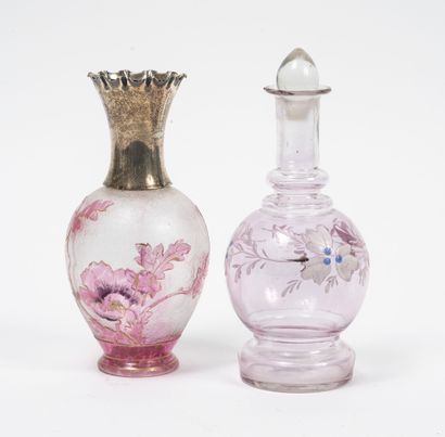 Lot de deux vases en verre émaillé rose à...