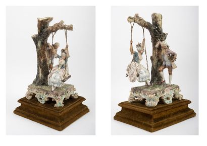 L'escarpolette. 

Groupe en porcelaine émaillée...