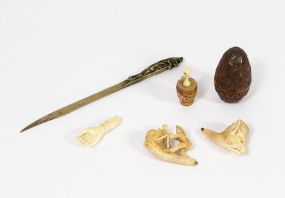 Lot : 

- boîte à chapelet en noix de corozo...