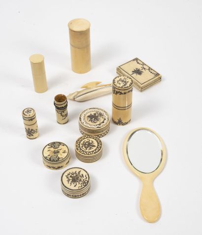 Nécessaire de toilette (recomposé), contenu...