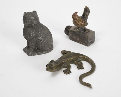 Lot comprenant : 

- Une salamandre en bronze...