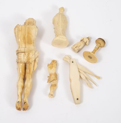 Lot d'objets ou figurines sculptées en ivoire...