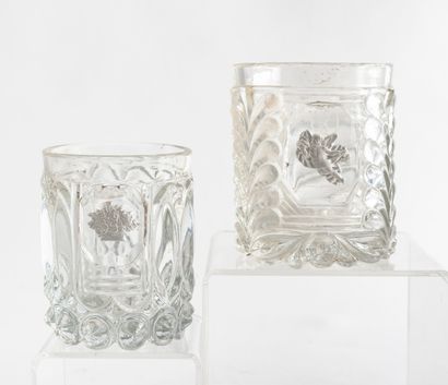 Deux gobelets en cristal moulé et repassé...