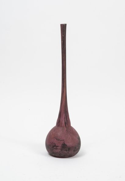 DAUM
Vase berluze à décors rouge rose.

Signé...