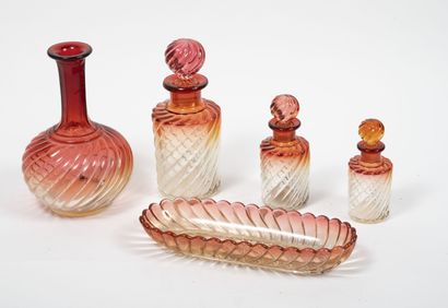 Partie de garniture de toilette en cristal...