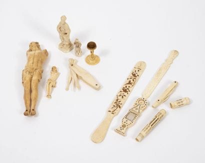 Lot d'objets ou figurines sculptées en ivoire...