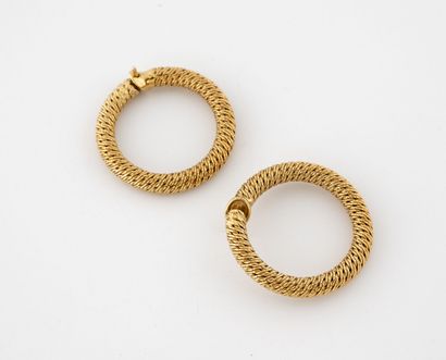 FRED

Pair of yellow gold (750) creoles.

Hallmark...