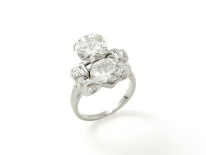 
Bague en platine (850), ornée de 2 diamants...