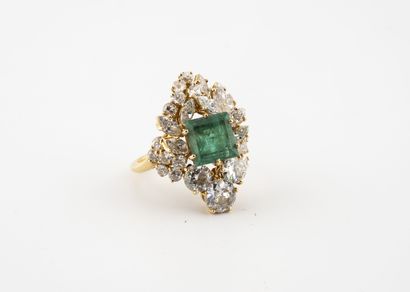Yellow gold (750) ring centered on a square...