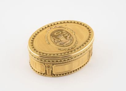 FRANCE, Paris,1774
Oval snuff box in four-tone...