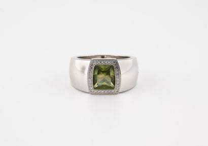 CARTIER
White gold (750) band ring centered...