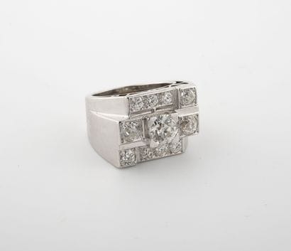 
A white gold (750) and platinum (850) signet...