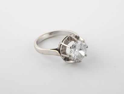 White gold (750) and platinum (850) solitaire...