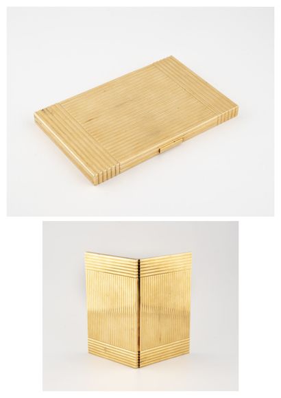 Cigarette case in yellow gold (750) entirely...