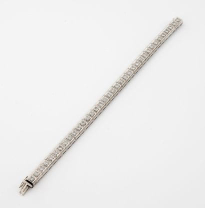 Line bracelet in white gold (750) set with...