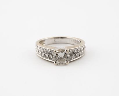 A white gold (750) ring centered on a brilliant-cut...