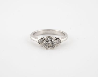 Solitaire ring in platinum (850) set with...