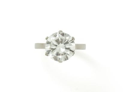 Solitaire ring in platinum (850), set with...