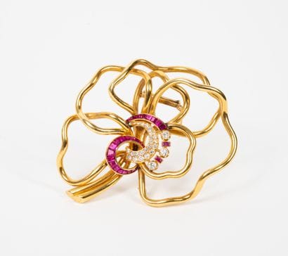 
Yellow gold (585) bow-shaped lapel clip,...