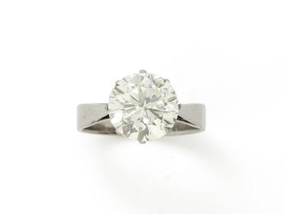 White gold (585) solitaire ring, set with...