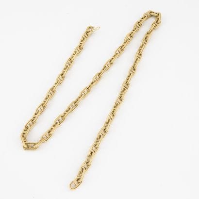 Necklace in yellow gold (750). 

Clasp eight...