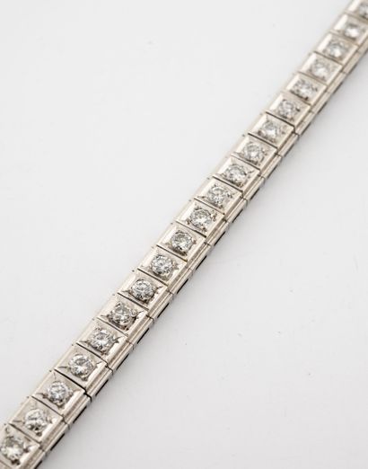Line bracelet in white gold (750) set with...