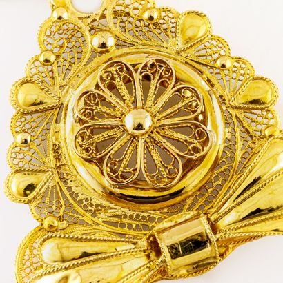 Two belt buckles in yellow gold (750) with...
