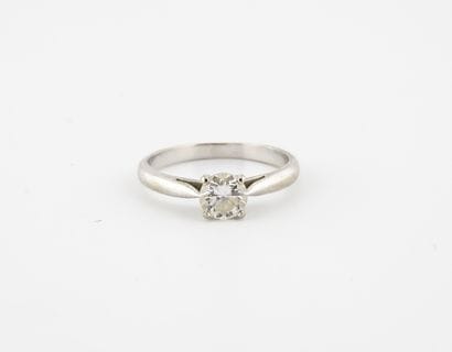 Solitaire ring in white gold (750) set with...