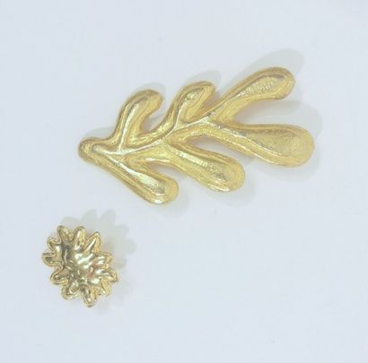 Edouard RAMBAUD
Set of two gilt metal brooches,...