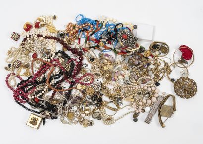 Strong lot of fancy jewels in metal, resin...