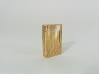 S.T.Dupont
Gold-plated lighter with grooved...