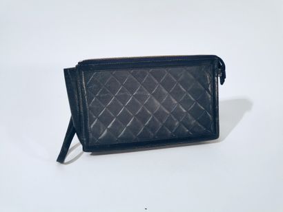 Dans le goût de Chanel
Navy blue quilted...