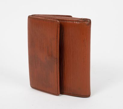 LOUIS VUITTON
Cognac epi leather wallet.

Snap...