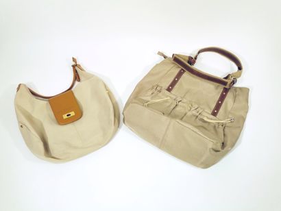 MAC DOUGLAS
Lot of two bags : 

- A beige...
