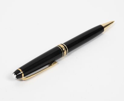 MONTBLANC, MEISTERSTUCK
Black resin and gold...