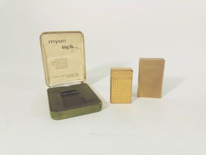 S.T.Dupont
Lighter in gilded metal with grooves....