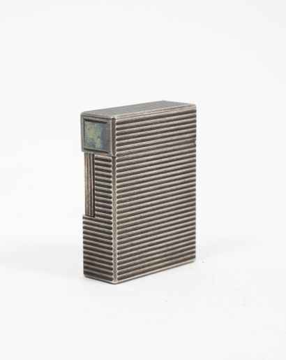 S.T.Dupont
Silver plated grooved metal lighter....