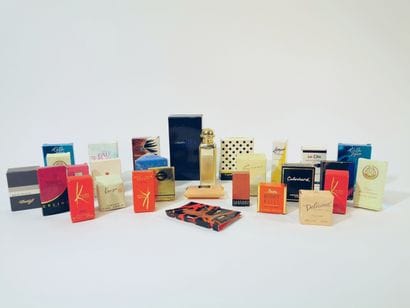 Lot of about twenty bottles of perfume and...