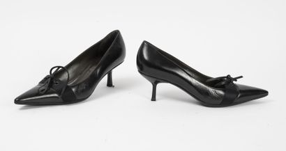 GUCCI
Pair of black leather pumps.

Size...