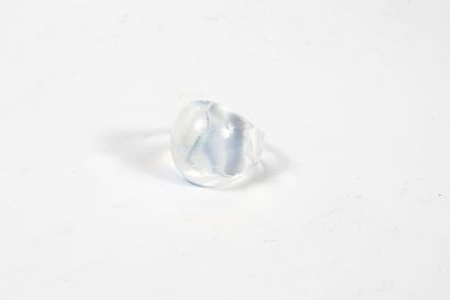 LALIQUE
Dome-shaped translucent glass ring....