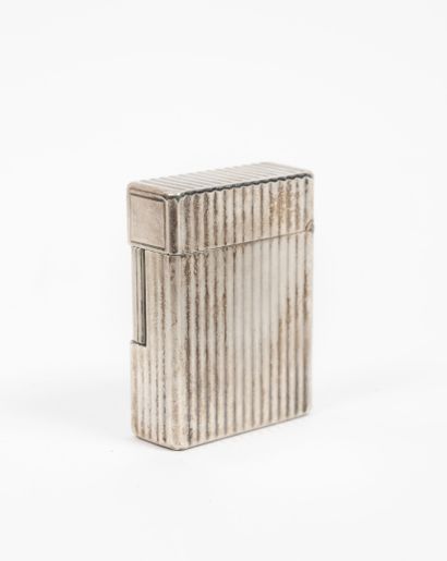 S.T.Dupont
Silver plated grooved metal lighter....