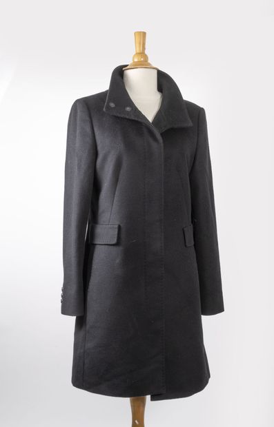 Max MARA
Long black jacket, chimney collar....