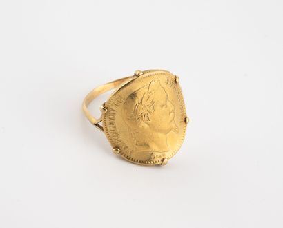 Bague en or jaune (750) retenant une pièce...