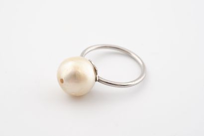 Bague en platine (850) ornée d'une perle...