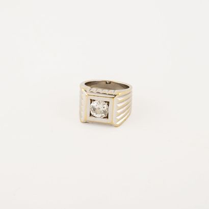Bague chevalière en or gris (750) ornée d'un...